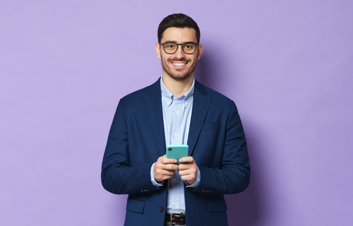 Man som håller en telefon i händerna